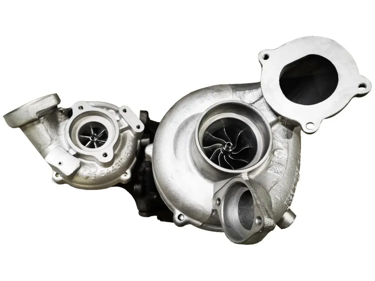 Dwa turbosprężarki, jedna mniejsza, druga większa, tworzą potężny system turbo hybrydowe.
