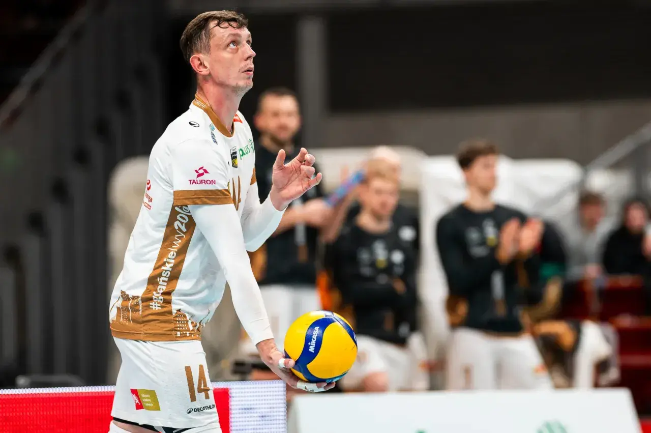 Siatkarz Rafał Sobański z piłką w ręku, gotowy do zagrywki. Na koszulce widnieje numer 14.