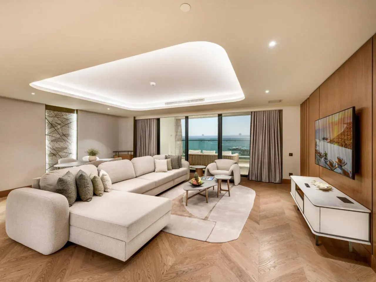 Luxuriöses Wohnzimmer mit Meerblick im Regnum The Crown Belek. Ein großes Ecksofa lädt zum Entspannen ein.