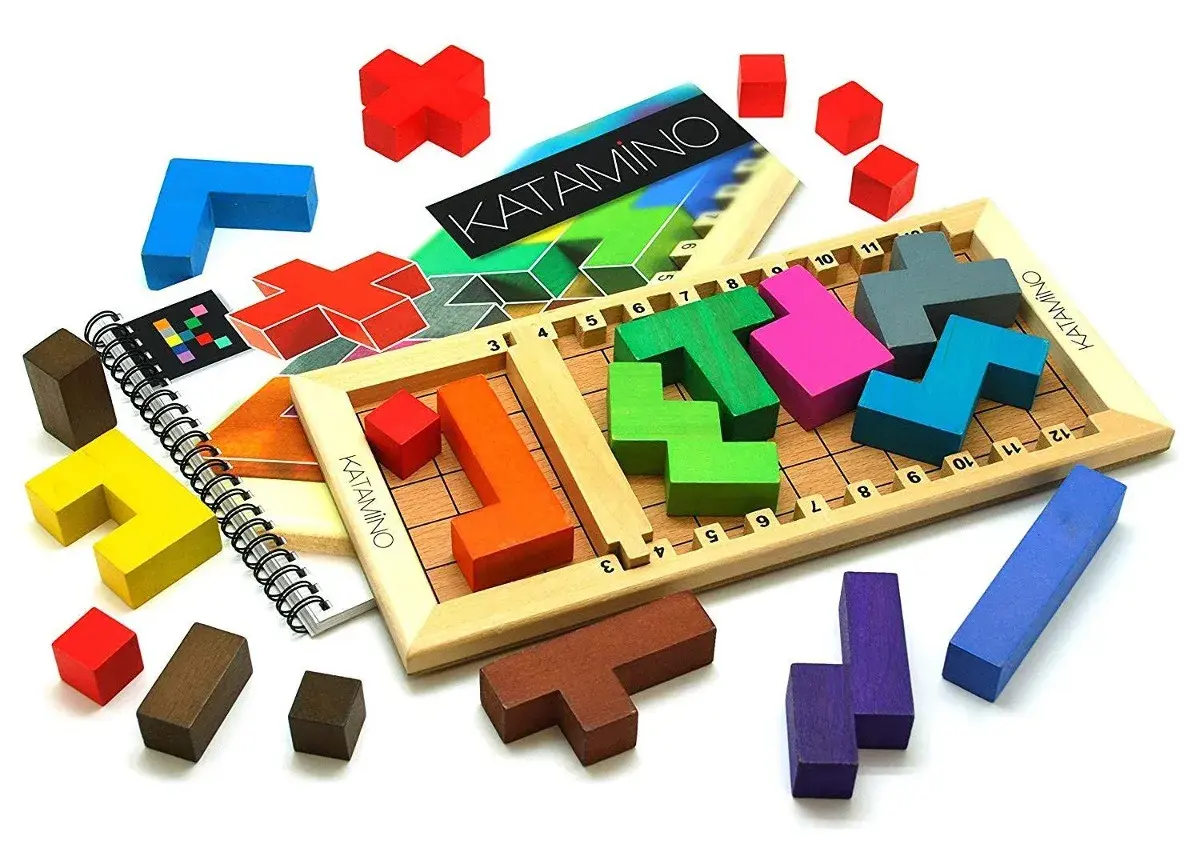 Piezas de colores de Katamino, un juego de lógica para desarrollar funciones ejecutivas y actividades de resolución de problemas.