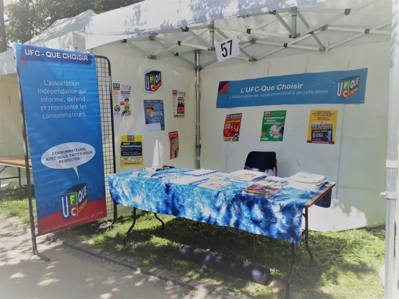 Stand UFC-Que Choisir avec affiches sur les droits des consommateurs. L'association informe, défend et représente les consommateurs.