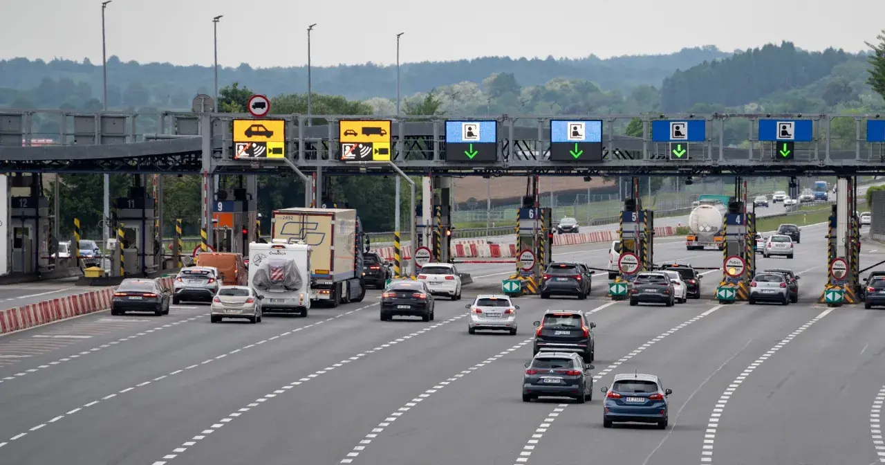 Koniec drogi dla tirów w Polsce. Na bramkach autostradowych widać zakaz jazdy dla ciężarówek, podczas gdy samochody osobowe mogą przejechać.