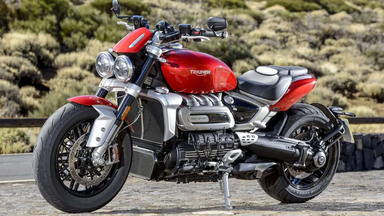 Rote Triumph Rocket 3 mit markantem Motor. Keine Krankheiten, nur pure Kraft.