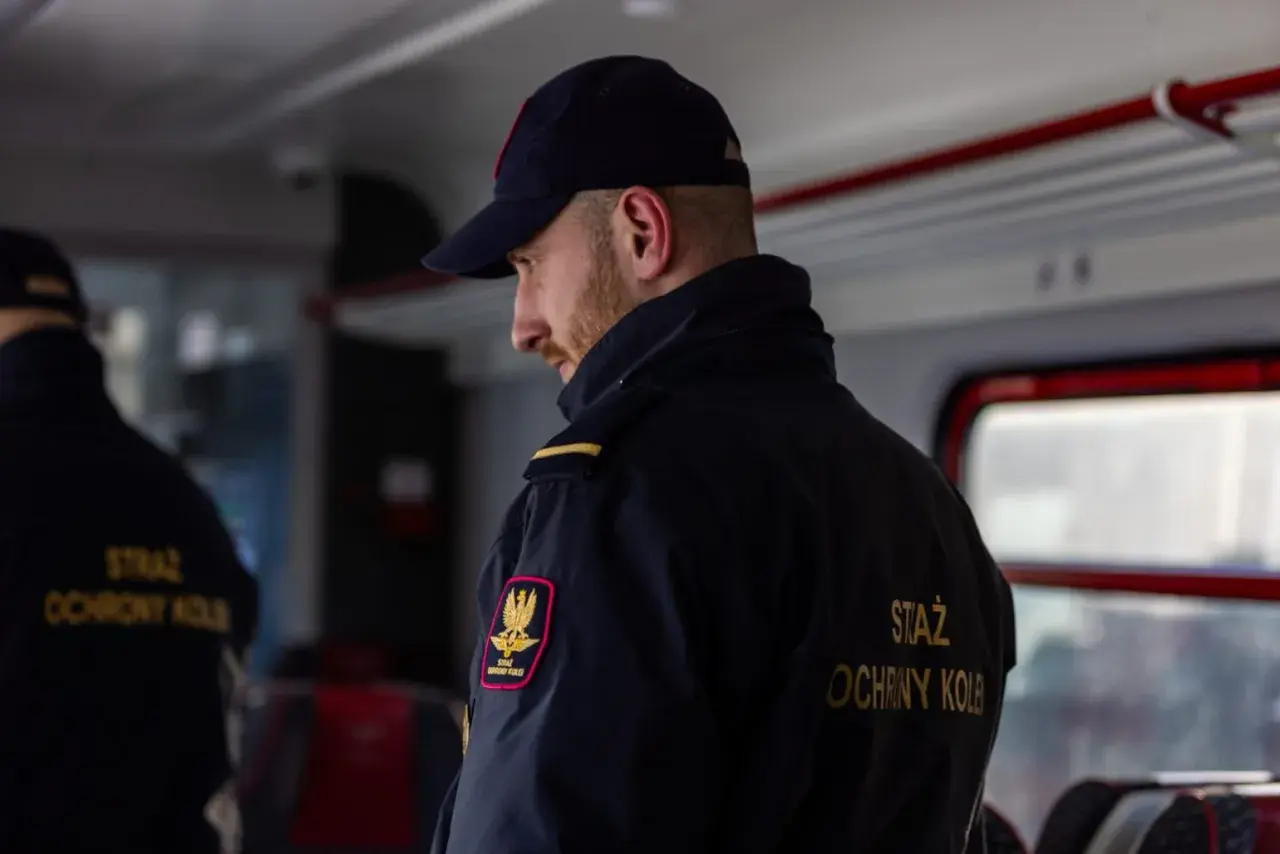 Strażnik kolejowy czuwa nad bezpieczeństwem podróżnych. W razie potrzeby użyje hamulec bezpieczeństwa w pociągu.