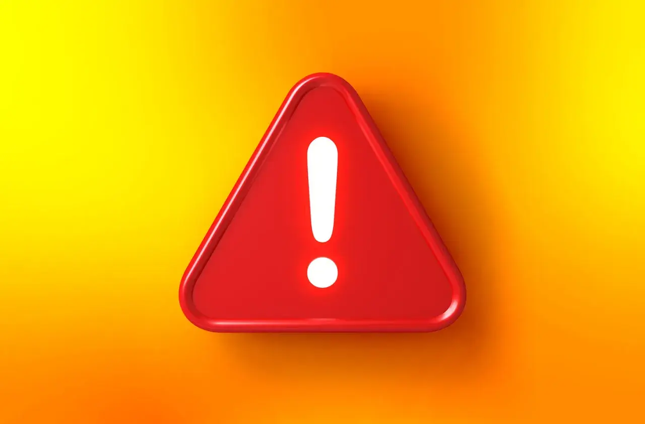 Rotes Warnschild mit Ausrufezeichen auf gelb-orangefarbenem Hintergrund. Achtung vor der Lichtblick Betrugsmasche!