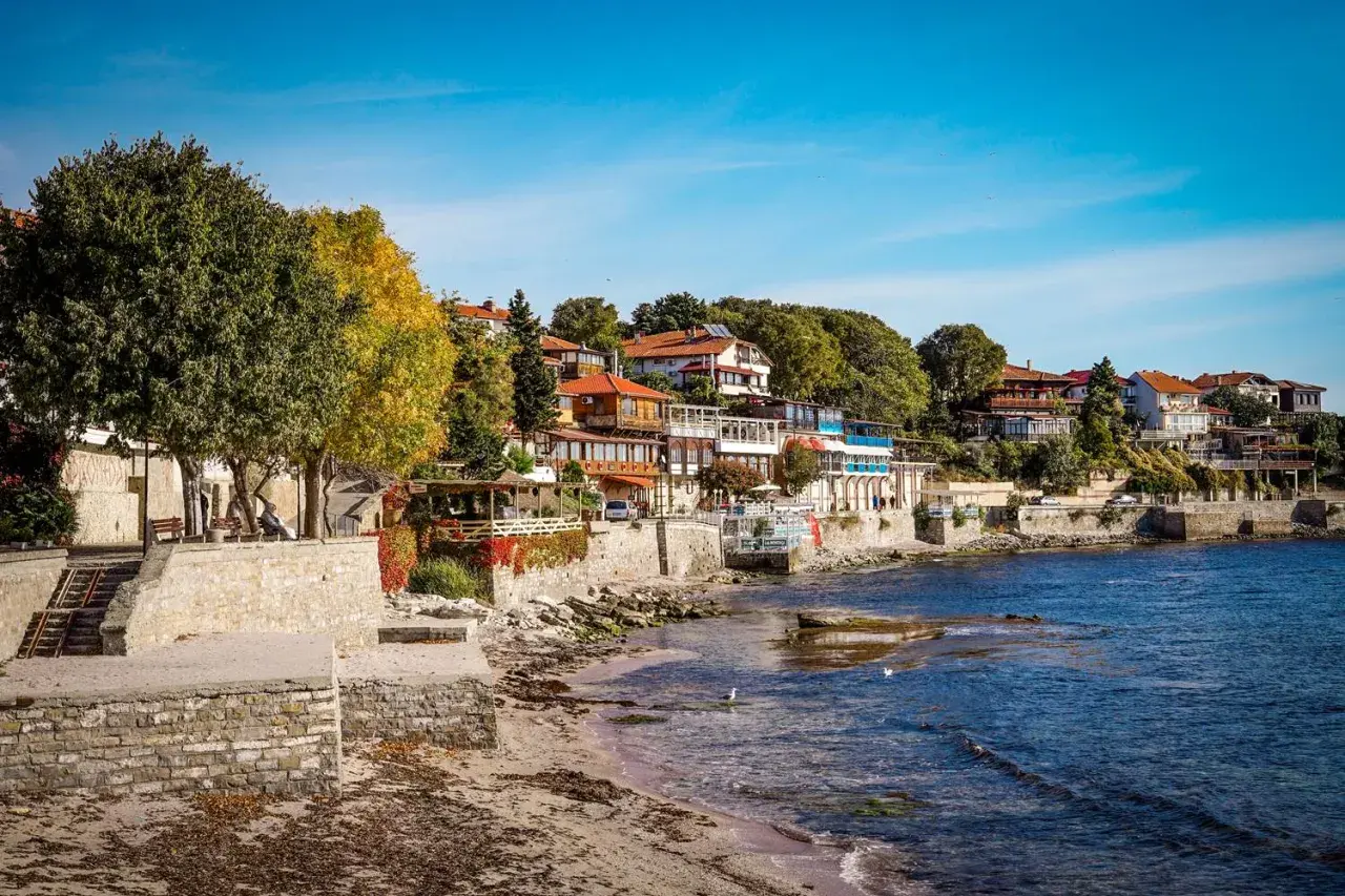 Malownicze wybrzeże w Bułgarii, Nessebar. Domy z czerwonymi dachami wznoszą się na wzgórzu nad morzem.
