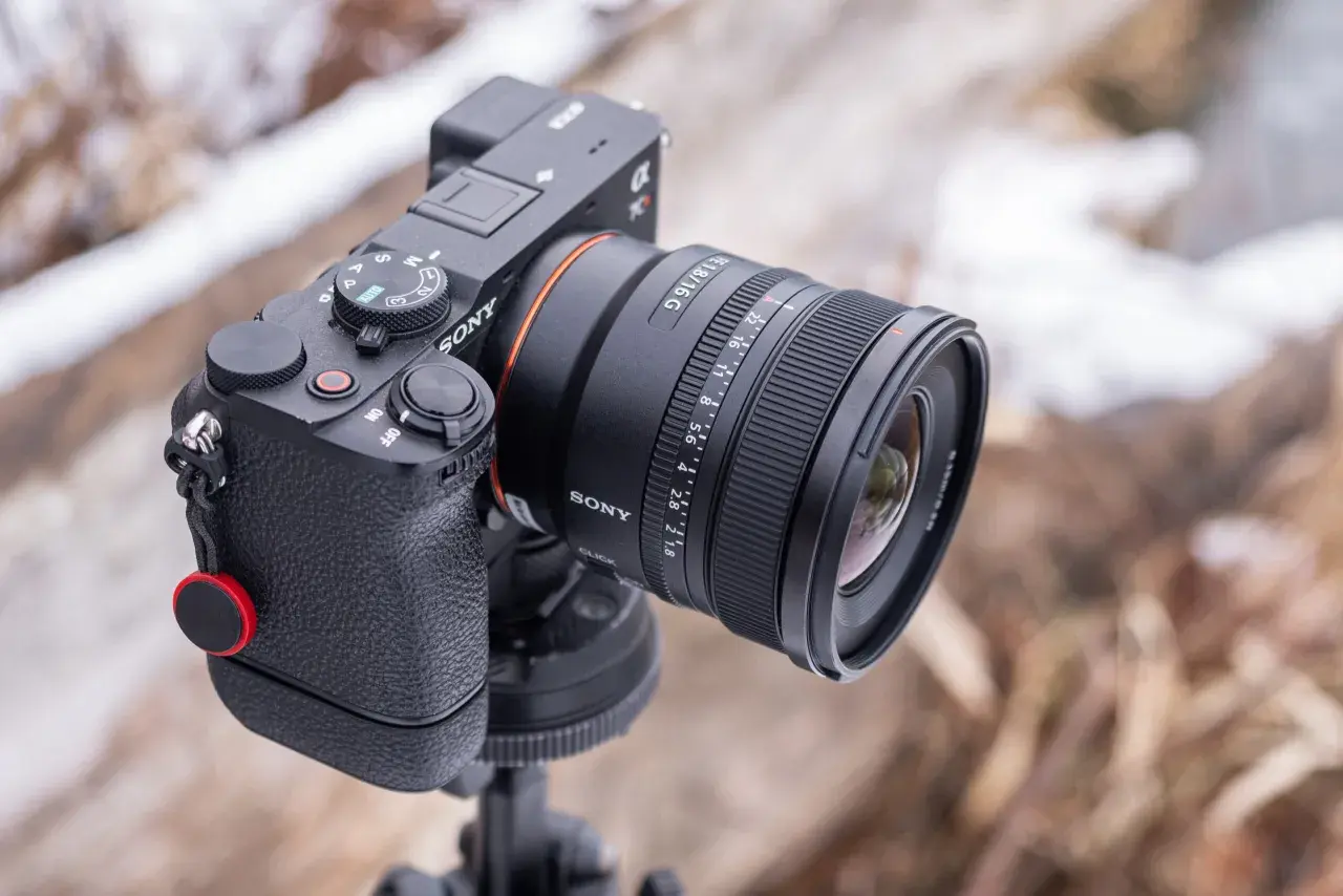 Aparat Sony Alpha z obiektywem Sony FE 1.8/16 G. Ten obiektyw Sony E pełna klatka jest gotowy do uchwycenia zimowych krajobrazów.