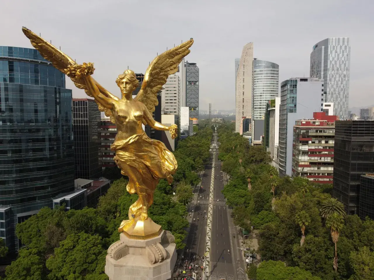 Złoty Anioł Niepodległości na Paseo de la Reforma, symboliczna ulica w stolicy Meksyku.