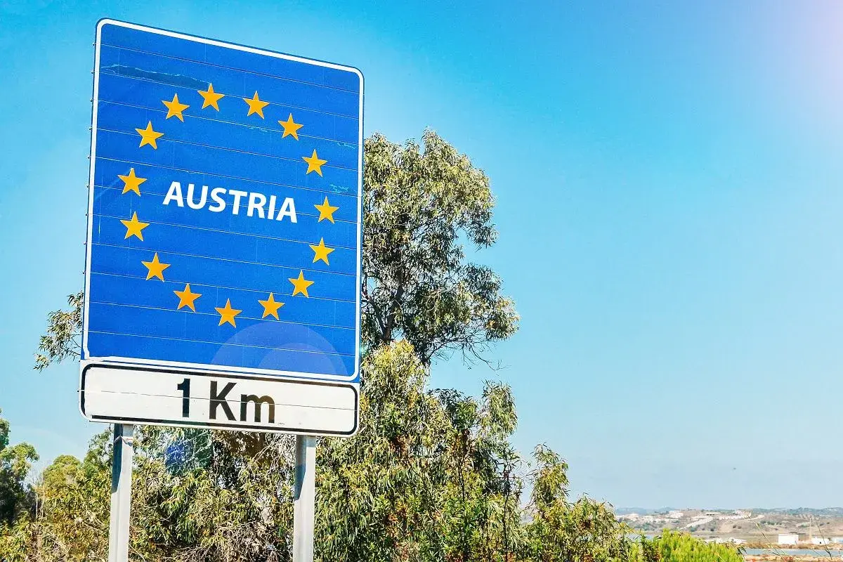 Granica Austrii, winieta austria 2025. Znak z gwiazdami UE i napisem "AUSTRIA", poniżej tabliczka "1 Km".
