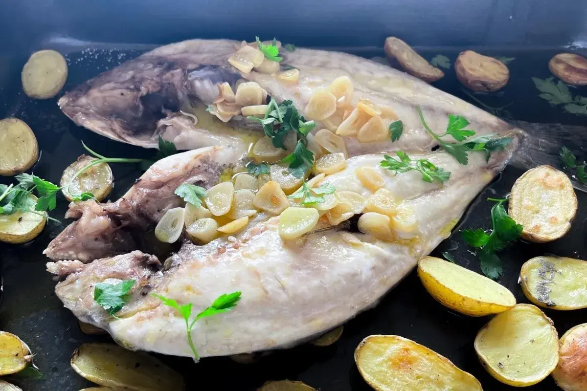 Dorada a la espalda, jugosa y tierna, con patatas asadas y un toque de ajo y perejil.