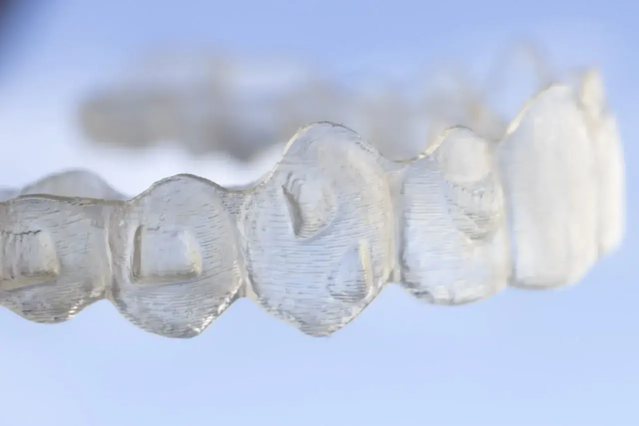 Alineador transparente para atache ortodoncia, mostrando la precisión del tratamiento dental.