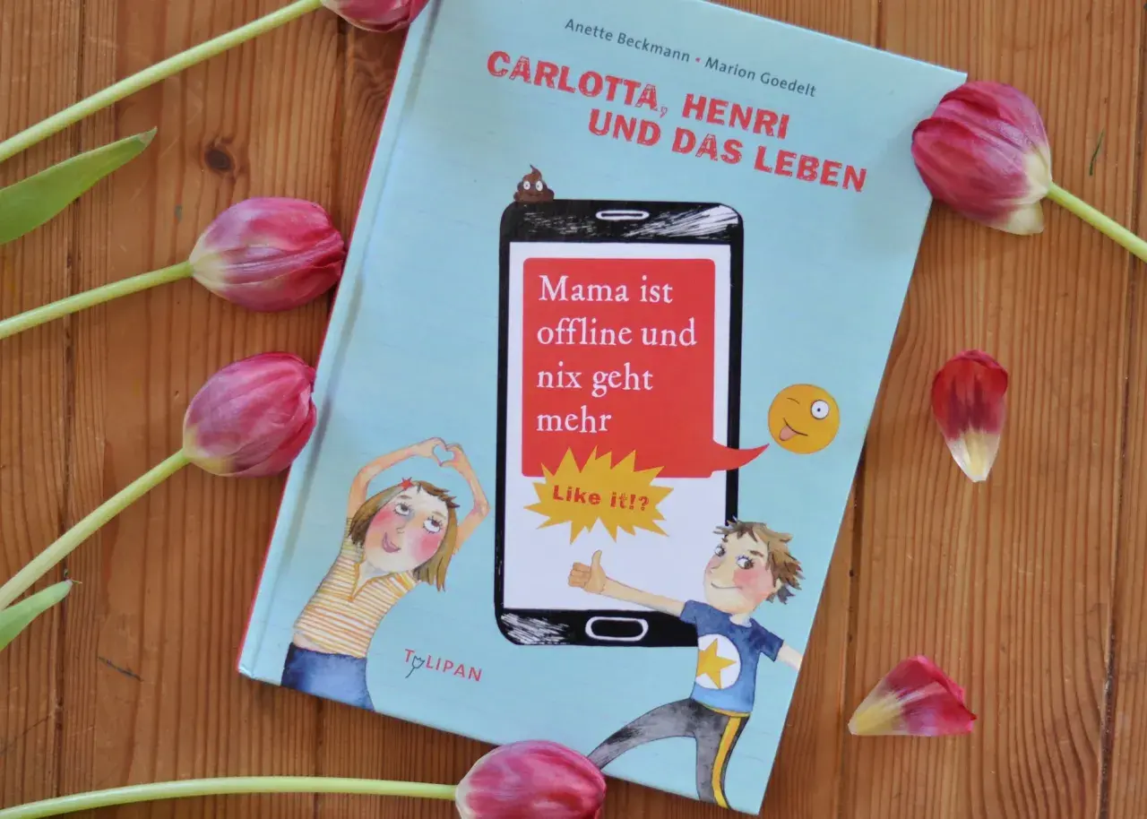 Buchcover "Carlotta, Henri und das Leben": Mama ist offline und nix geht mehr. Ein Buch über den Umgang mit Technik, mit Tulpen dekoriert.