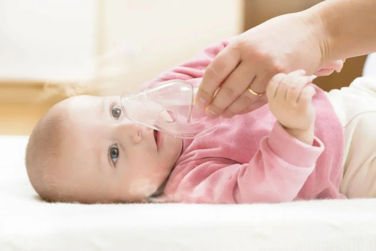 Dziecko z wrodzoną niedoczynnością tarczycy otrzymuje inhalację.
