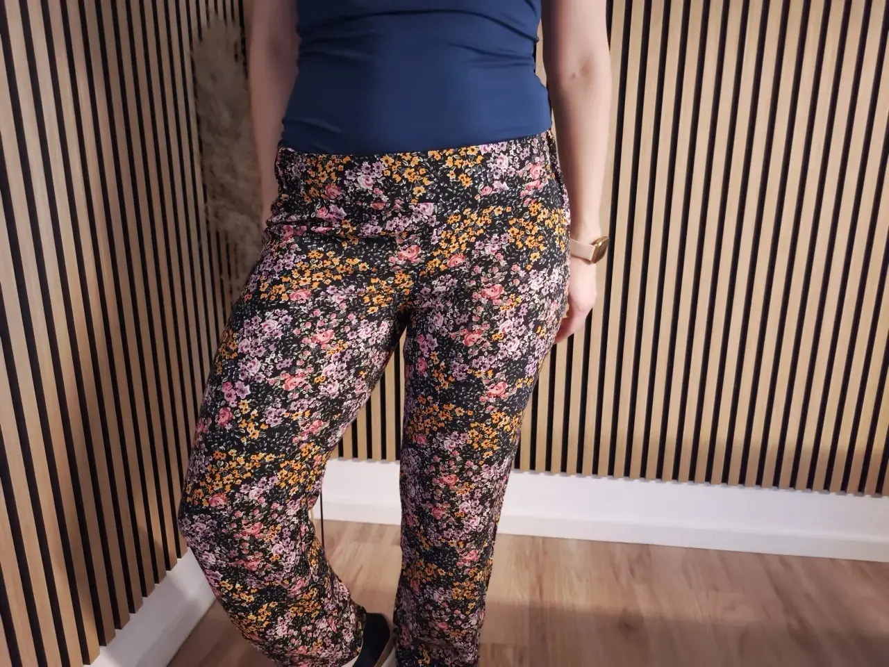 Blumenhose mit Gummizug, ein kostenloses Schnittmuster zum Selbernähen.