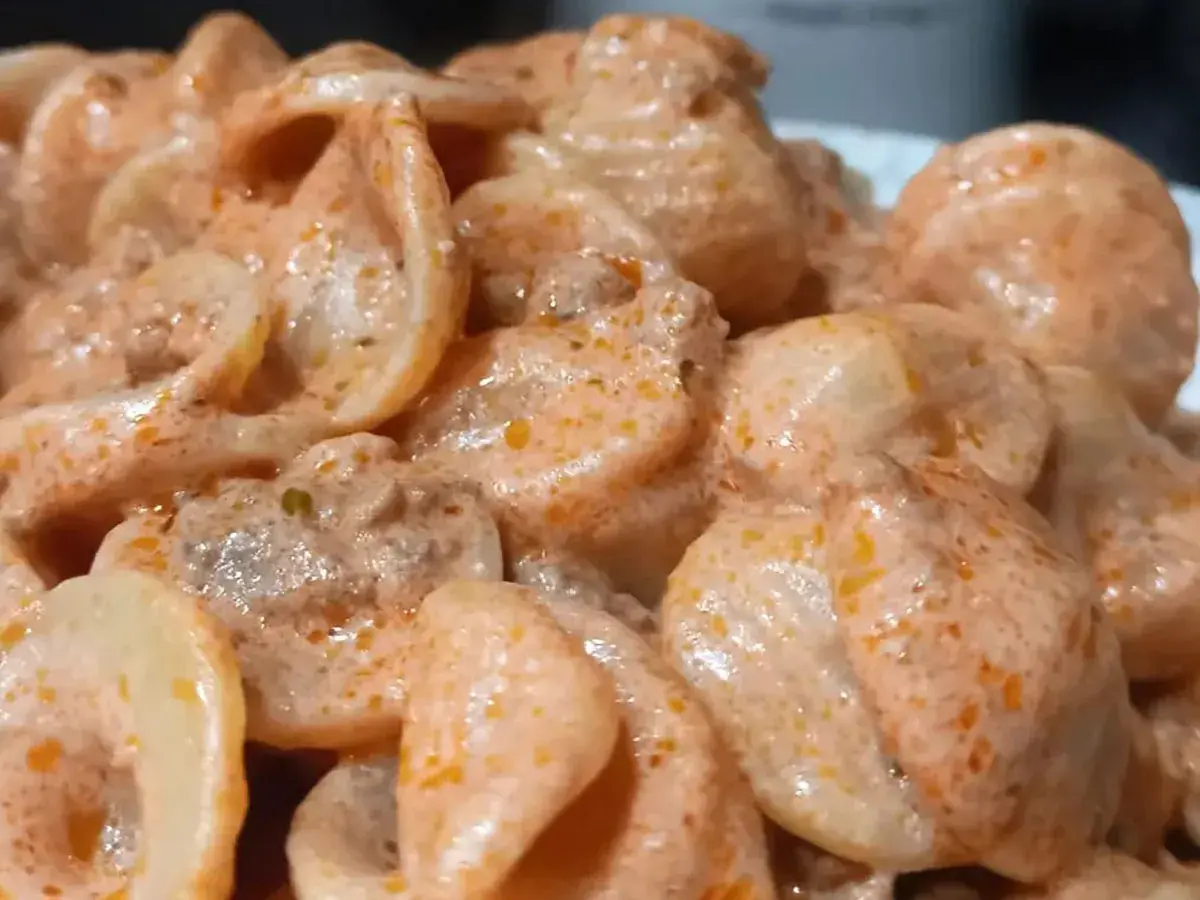 Un primo piatto cremoso e invitante: pasta alla Montecarlo, con un sugo ricco e saporito che avvolge ogni pezzo.
