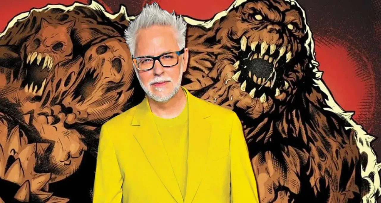 James Gunn, en costume jaune vif, pose devant des créatures monstrueuses en terre, évoquant un futur film Swamp Thing.
