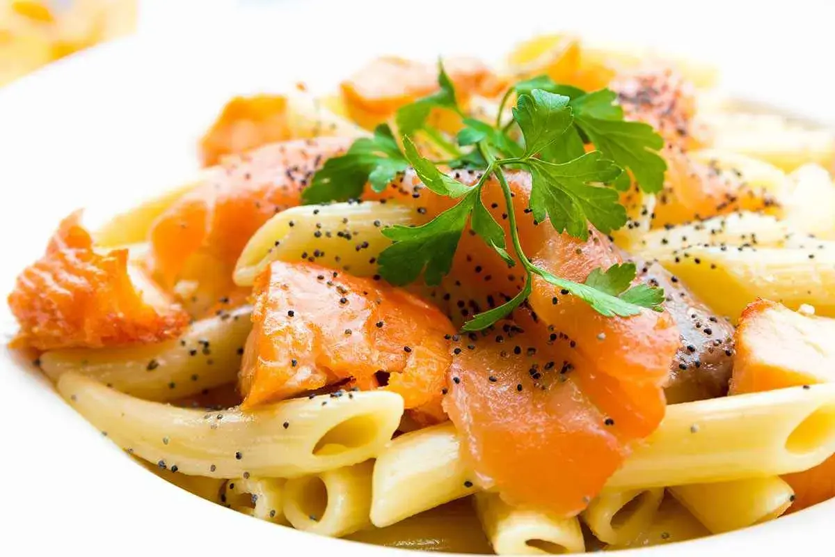 Penne z łososiem i makiem, danie godne Parmalat. Świeża natka pietruszki dodaje koloru.