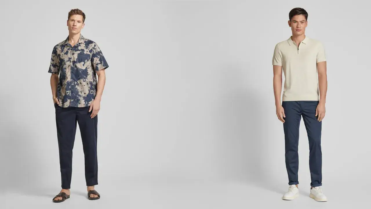 Zwei Männer präsentieren lässige Outfits. Der linke trägt ein gemustertes Hemd zu dunkelblauen Chinos. Der rechte kombiniert ein helles Poloshirt mit denselben blauen Chinos.