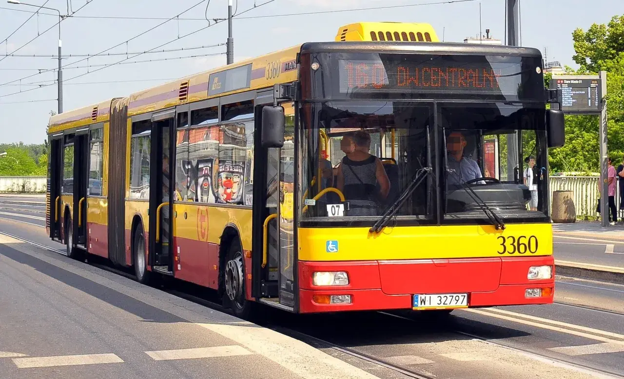 Autobus przegubowy 3360 linii 160 Dworzec Centralny, po udanej kwalifikacji wstępnej pełnej, rusza w trasę.