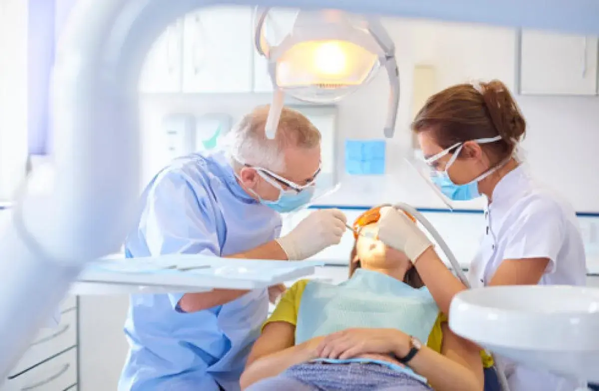 Dentysta to lekarz? Wyjaśniamy status i uprawnienia w Polsce