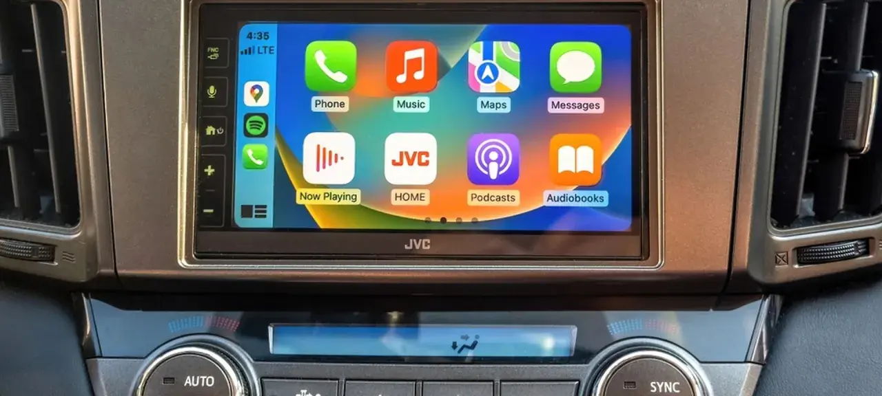 Ekran samochodu z ikonami aplikacji: Telefon, Muzyka, Mapy, Wiadomości. To jest właśnie carplay co to za technologia.