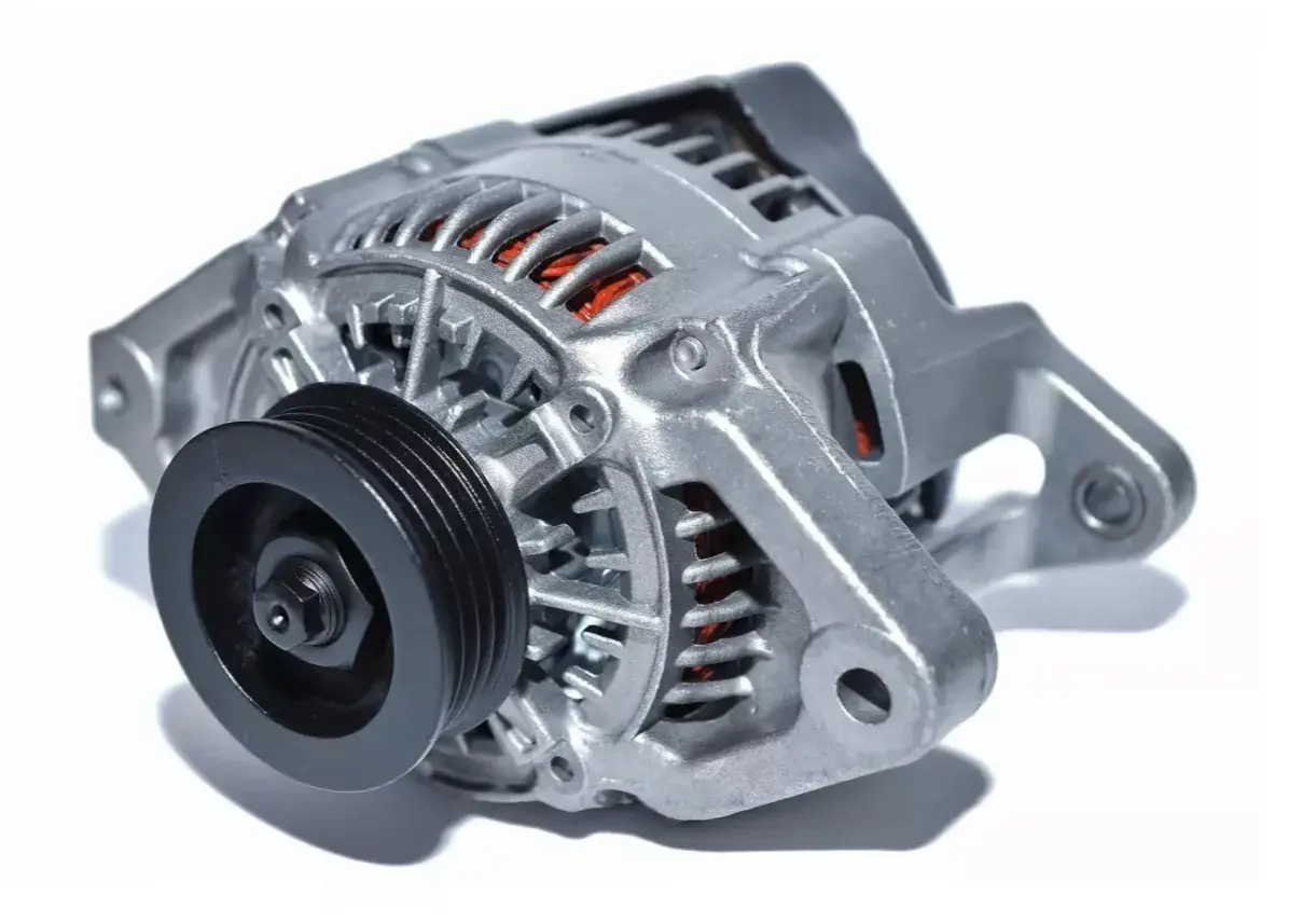 Alternador de coche plateado con polea negra, listo para dar energía a tu vehículo.