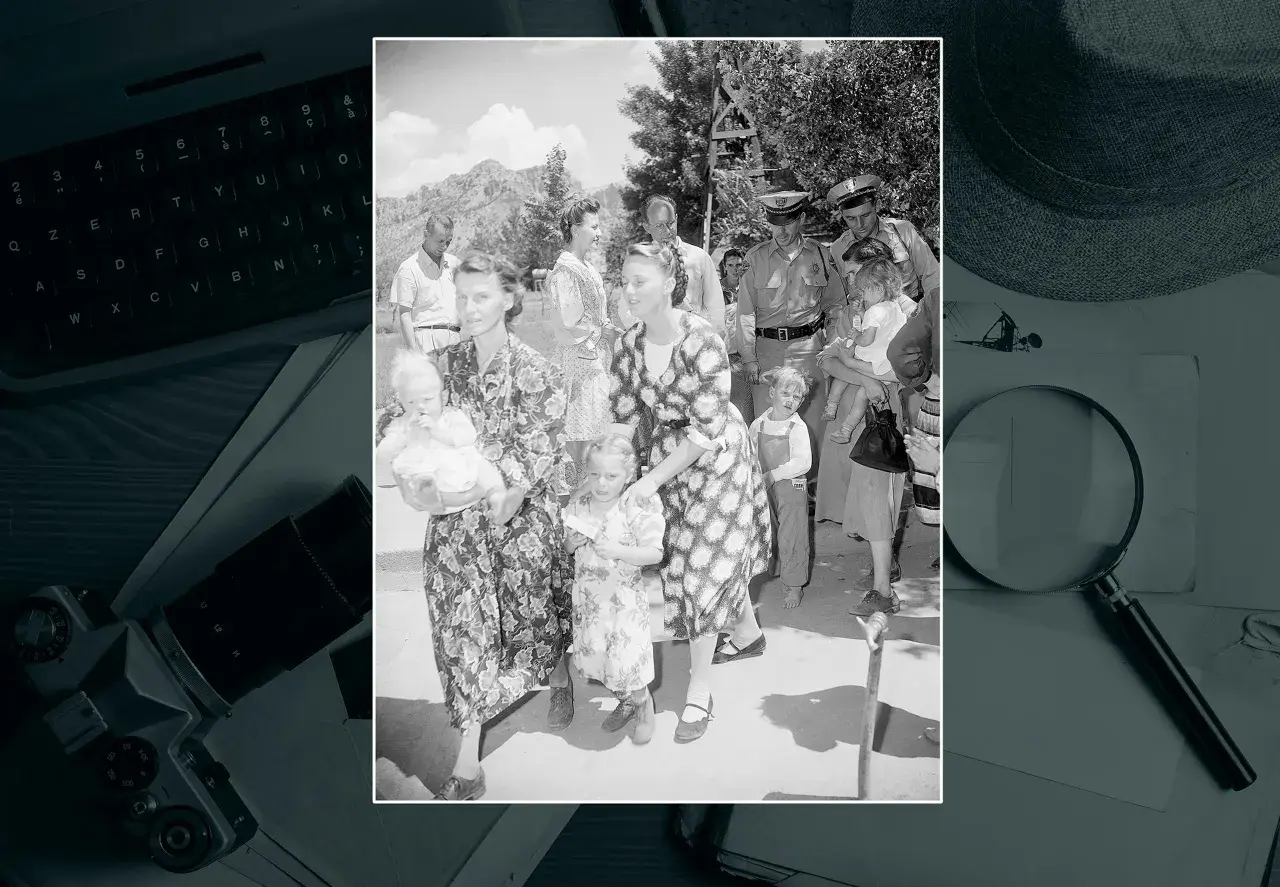 Kvinnor med barn, möjligen en del av en mormon-gemenskap som praktiserar månggifte, går förbi poliser.