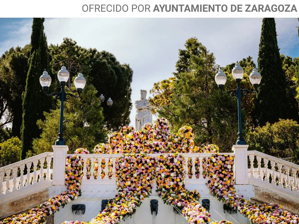 Escaleras adornadas con miles de flores coloridas, un preludio a los **festivales en Zaragoza**.