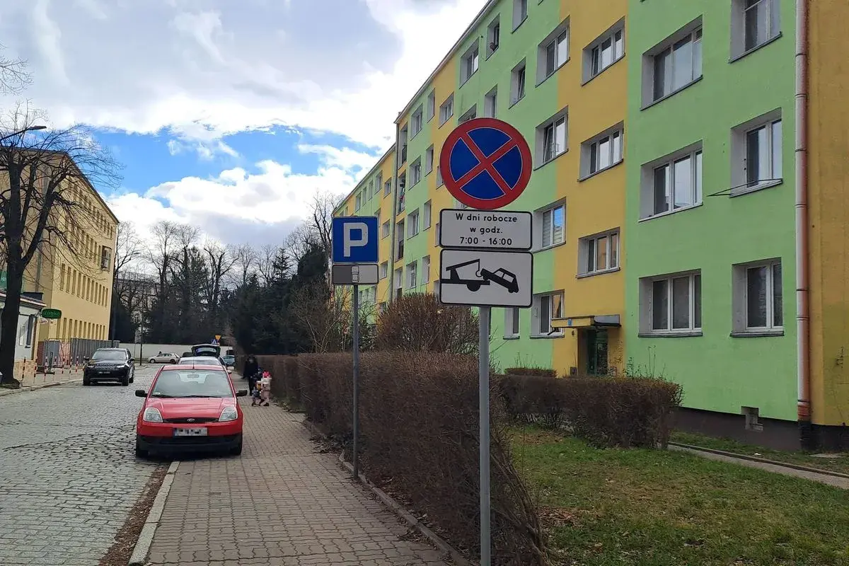 Znaki drogowe informują, gdzie nie można się zatrzymywać, zwłaszcza w dni robocze w godzinach 7:00-16:00, grozi odholowanie.