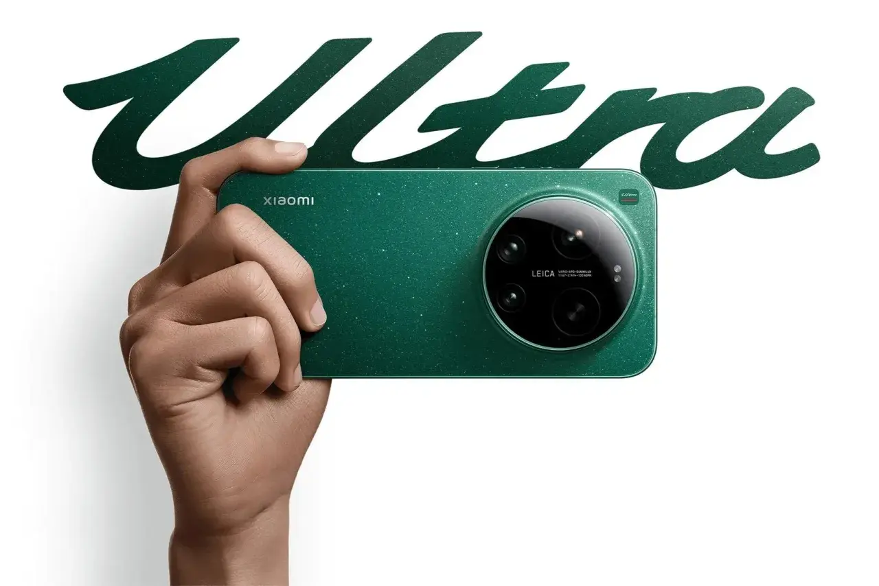 Mano che tiene uno smartphone Xiaomi verde scintillante con un modulo fotocamera Leica. La parola "Ultra" in verde brillante domina lo sfondo.