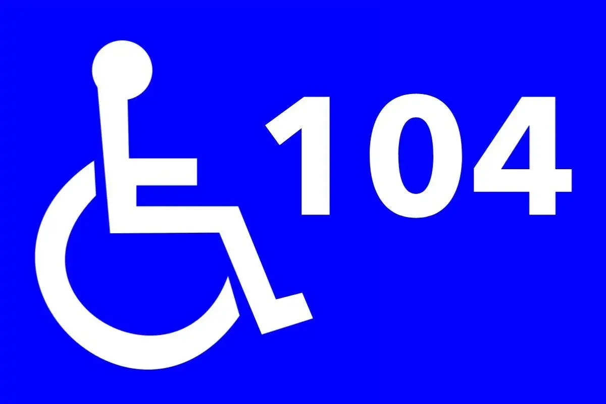Simbolo di accessibilità con numero 104, riferimento alla revisione legge 104 art 3 comma 3.