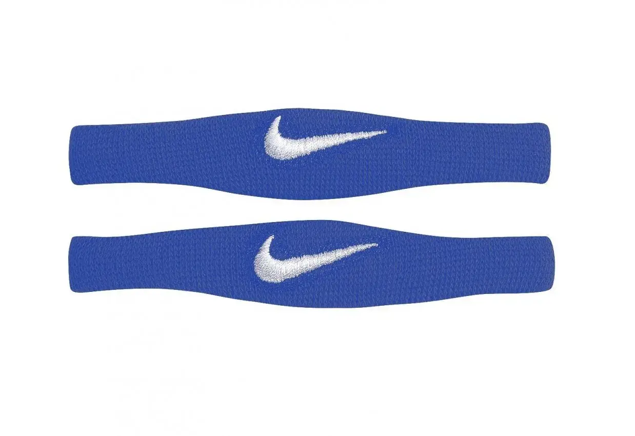 Dwie niebieskie opaski na nadgarstek Nike z białym logo.