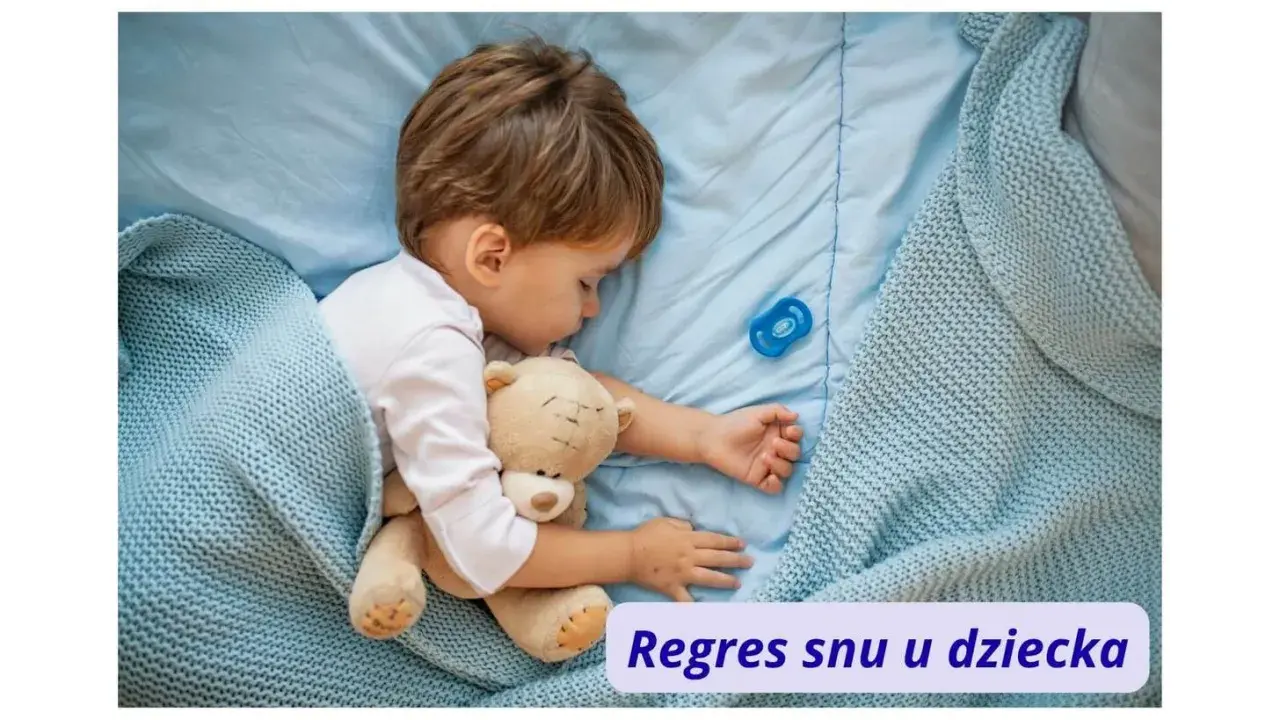 Małe dziecko śpi z misiem i smoczkiem. Czasem pojawia się regres snu u dziecka, ale teraz jest spokojnie.