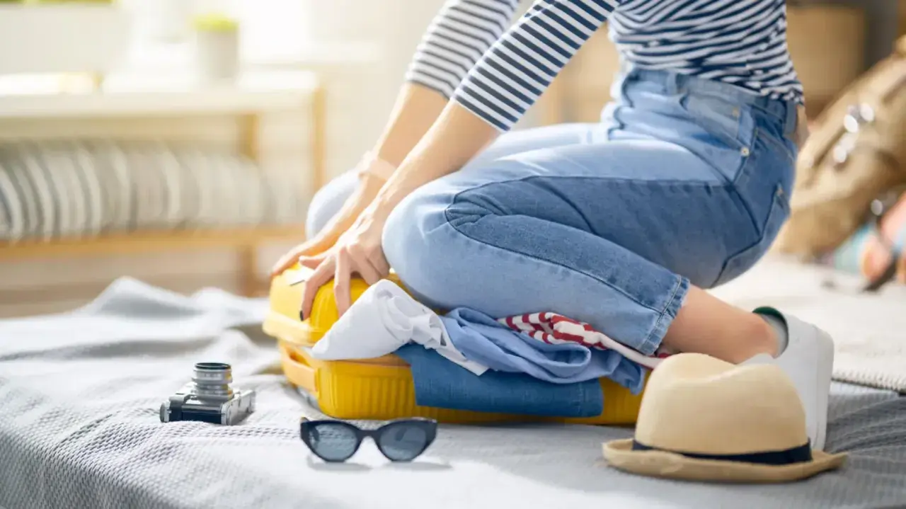 Packliste Reiterferien: Kleidung, Hut, Sonnenbrille und Kamera für den Urlaub.