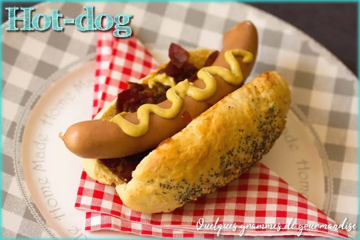 Un hot-dog gourmand avec un pain aux graines de pavot, garni de saucisse, oignons caramélisés et moutarde. Parfait pour une recette pain hot dog facile.