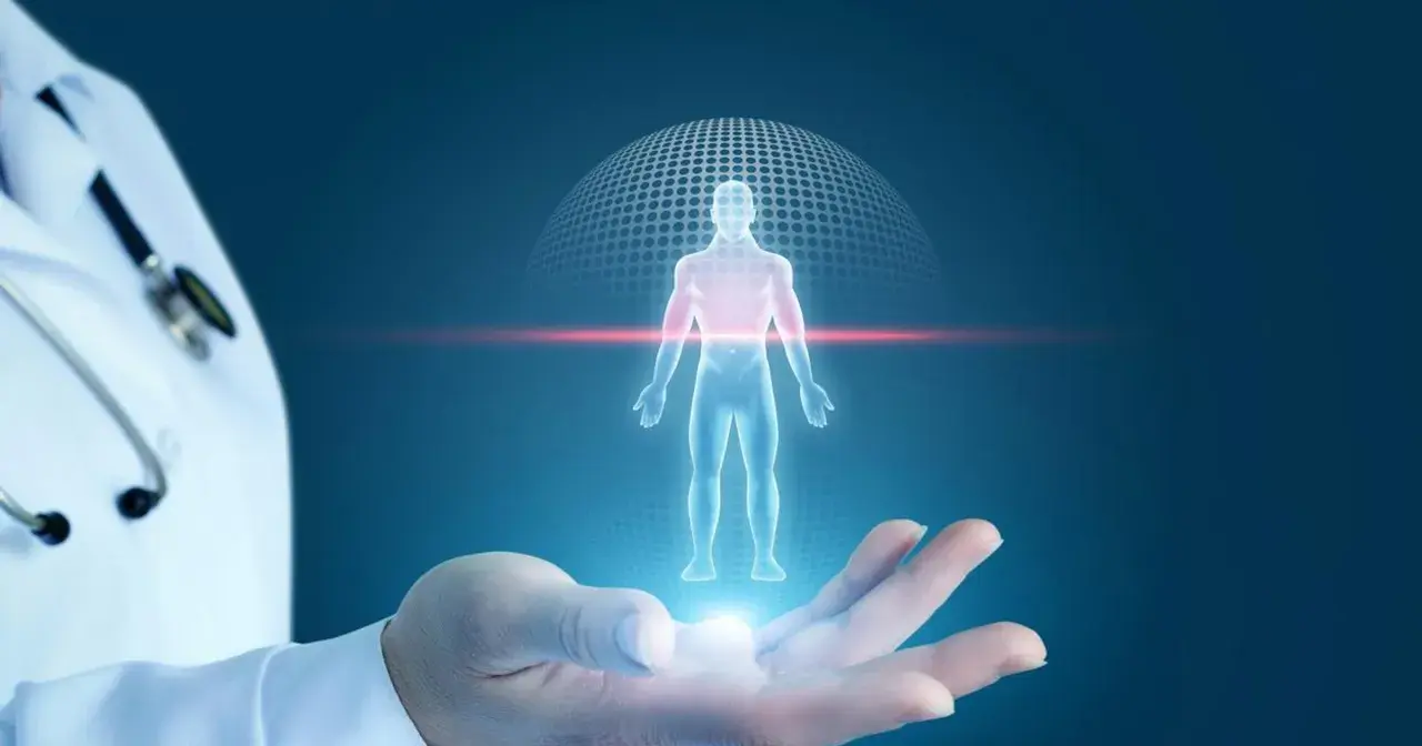 Lekarz prezentuje hologram ludzkiego ciała, symbolizujący złożoność organizmu i jego tkankę łączną.