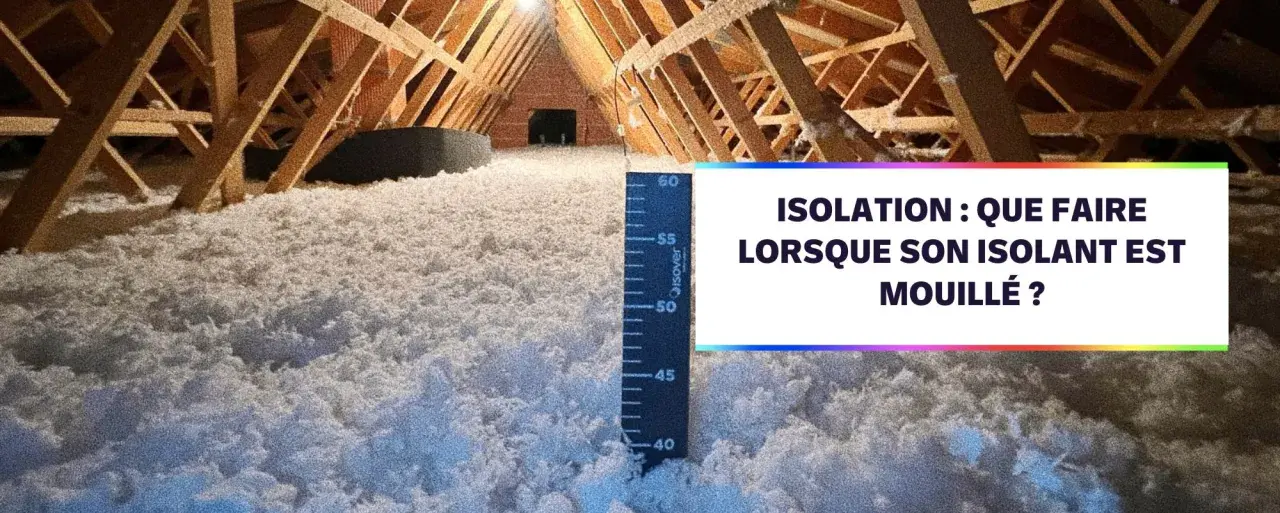 Isolation de combles avec de la laine de coton. L'humidité présente un danger pour cet isolant.