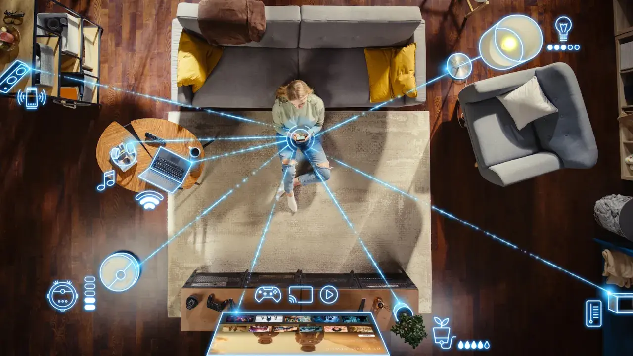 Mujer controlando electrodomésticos domóticos con su móvil. Luces, aspiradora, TV y más conectados.