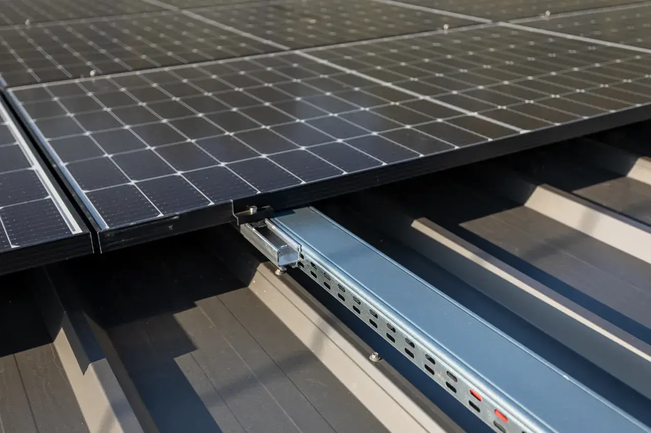 Solidne mocowanie paneli fotowoltaicznych do blachy trapezowej. System montażowy zapewnia stabilność i bezpieczeństwo instalacji.