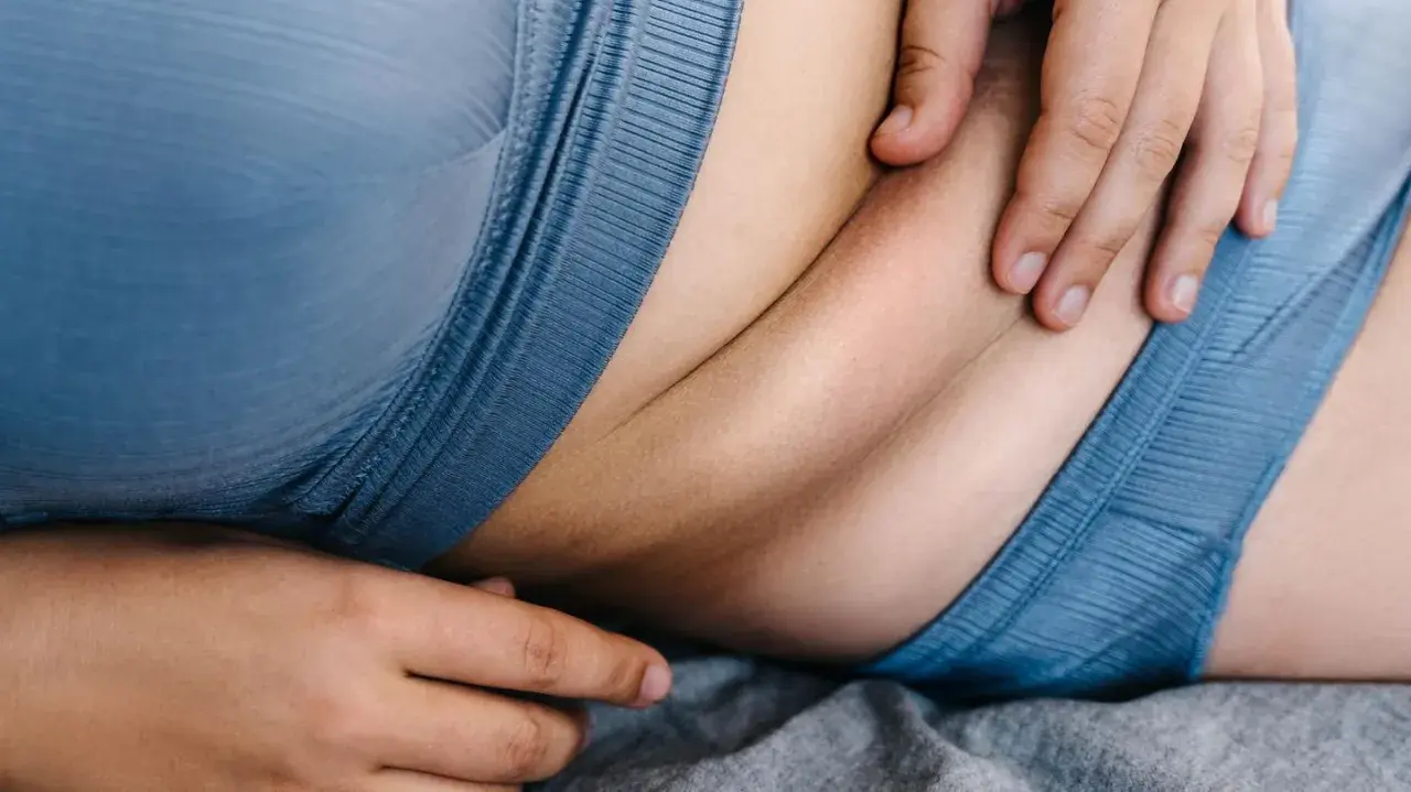 Nahaufnahme des Bauches einer Person, die sich auf eine gesunde Lebensweise konzentriert. Hier sind einige tipps zum abnehmen am bauch.