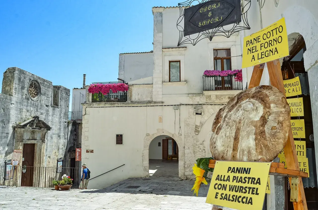 Passeggiando per Monte Sant'Angelo, cosa vedere? Un borgo antico con scorci suggestivi, fiori colorati e un pane cotto a legna che invita ad assaggiare.