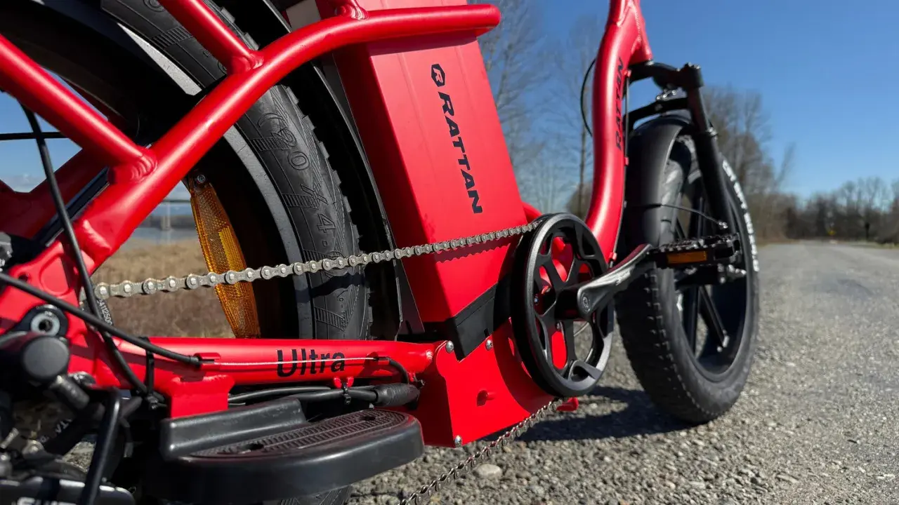 Czerwony rower elektryczny RATTAN z widoczną baterią. Zastanawiasz się, jaka bateria do roweru elektrycznego będzie najlepsza? Ten model pokazuje, jak zintegrowana jest bateria.