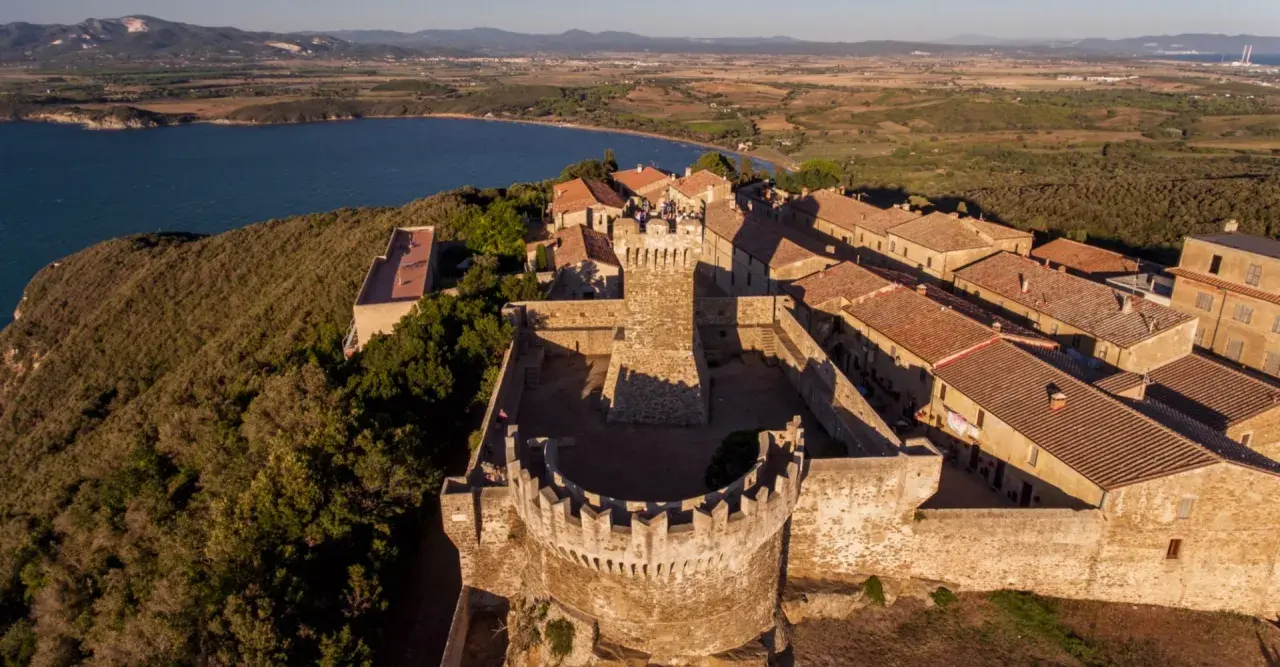 Rocchetta di Castiglione della Pescaia, uno dei tanti paesi da visitare vicino a Bolgheri, domina il mare con la sua antica fortezza.