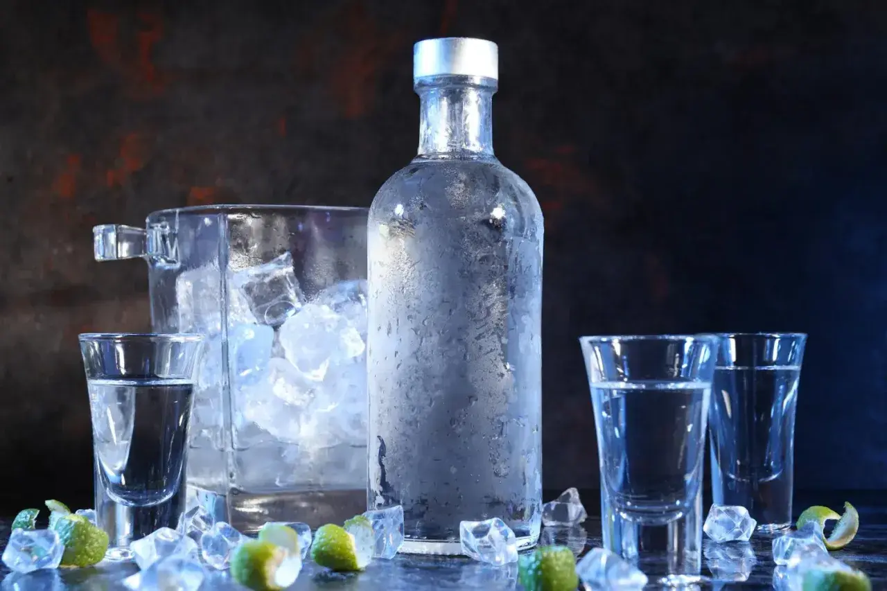 Chłodna wódka premium, idealna do serwowania. Ile razy powinna być destylowana wódka premium procesy filtracji? Lód, limonka i kieliszki czekają.