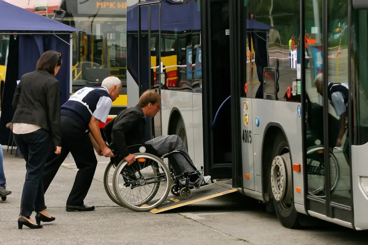 Pomoc w wejściu do autobusu na wózku inwalidzkim. Warto podziękować kierowcy busa za jego życzliwość.