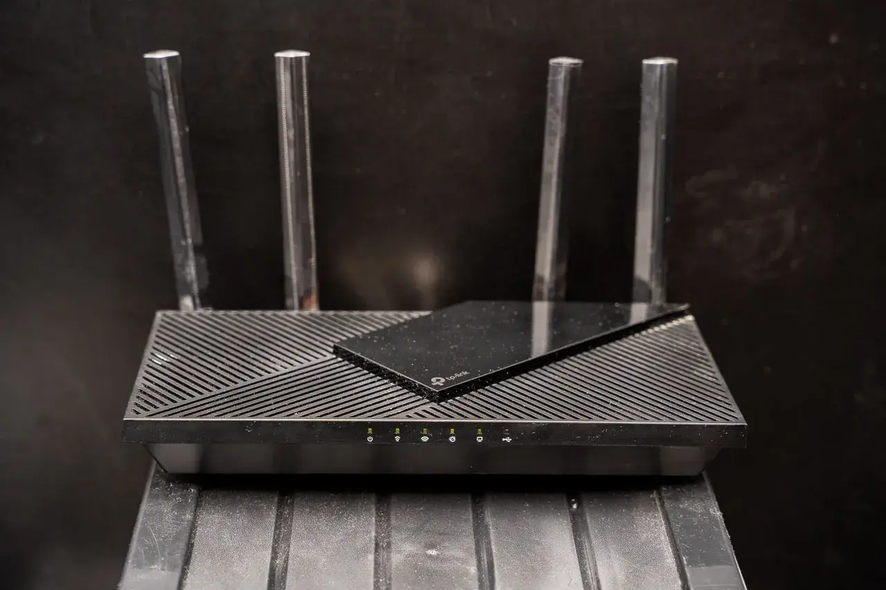 Czarny router z czterema antenami, który jest sercem domowej sieci Wi-Fi.