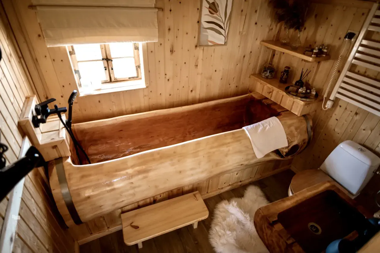 Domek na drzewie Skansen Bicz: Nocleg marzeń? Sprawdź ceny i atrakcje!