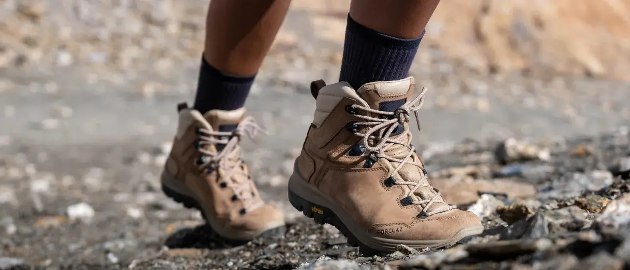 Wygodne buty trekkingowe na kamienistym szlaku. Czy buty trekkingowe powinny być większe? Odpowiedź znajdziesz w komforcie podczas wędrówki.