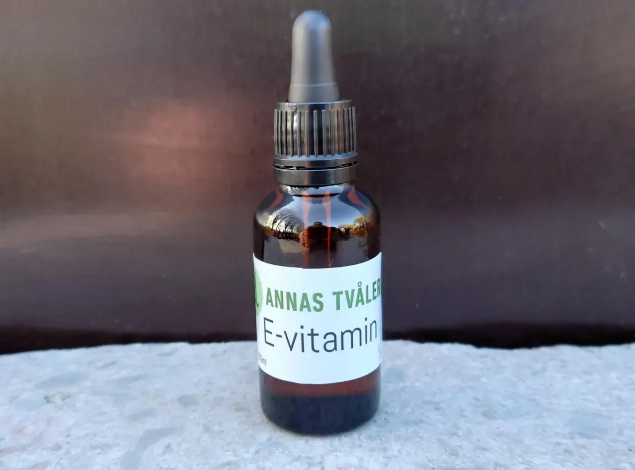 En brun glasflaska med pipett innehåller Annas Tvåler E-vitamin för huden.