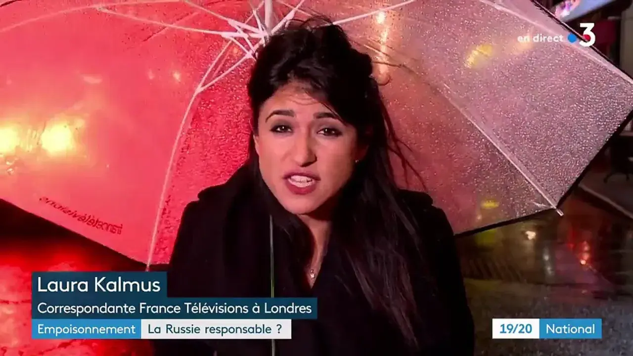 Laura Kalmus, journaliste à Londres, sous un parapluie rouge, parle d'empoisonnement. Ses origines et celles de ses parents sont inconnues.